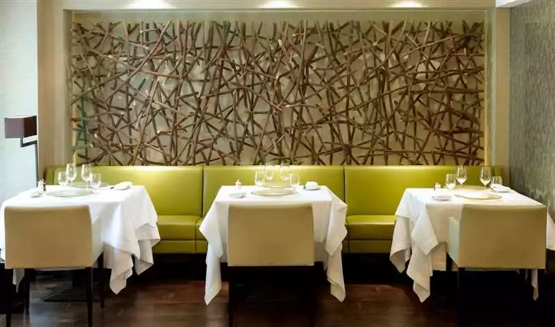 10 интересных идей для декорирования стен и потолка в ресторане