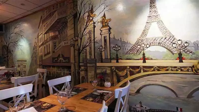 Оригинальные идеи декора ресторана с картинами и постерами