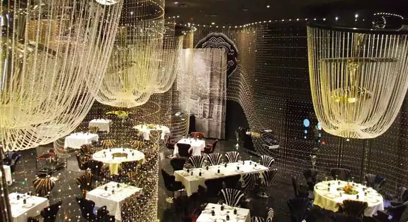 Идеи использования подвесных и настенных декораций в дизайне ресторана