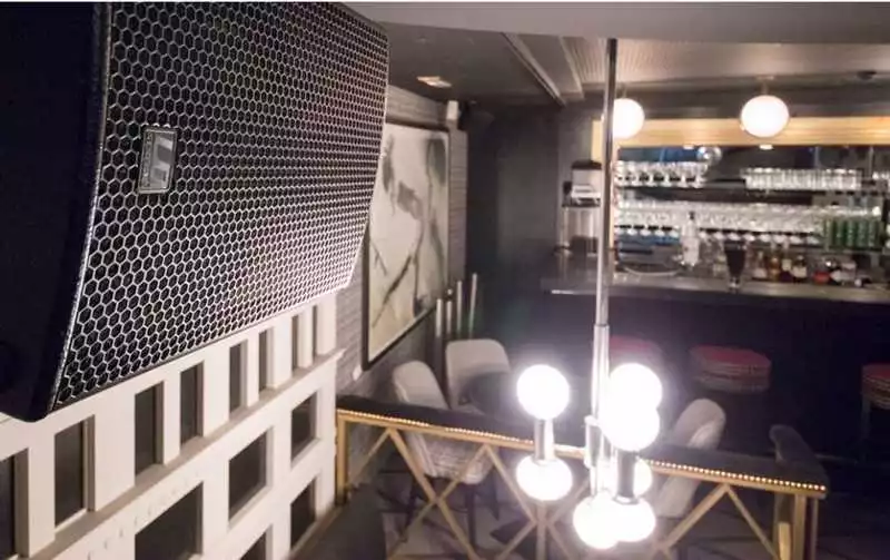 Интерьер лаунж-кофейни создание уютной звуковой атмосферы с музыкальным фоном