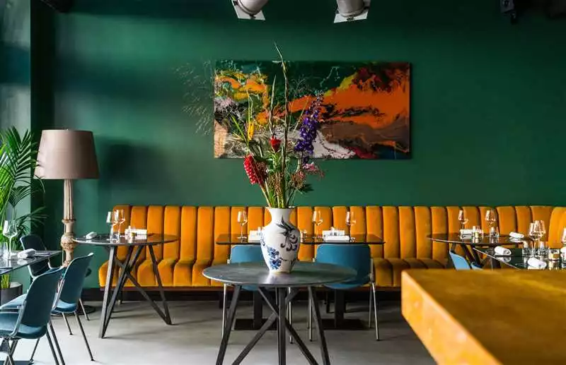 Как создать гармоничный интерьер ресторана с использованием картины и постера