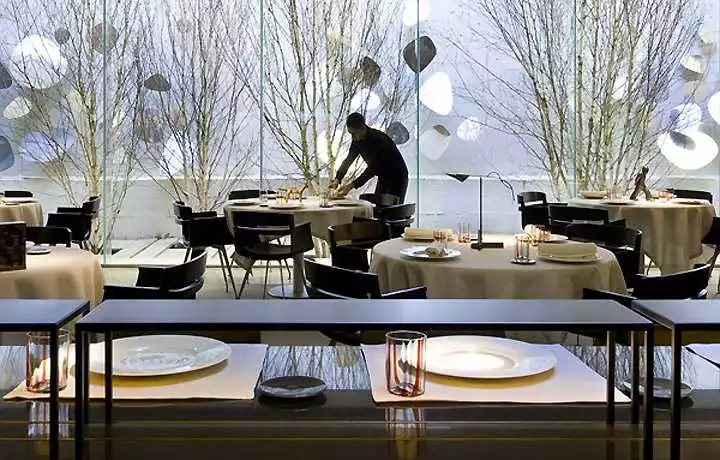 Современное оформление ресторана с видом на город в стиле минимализма